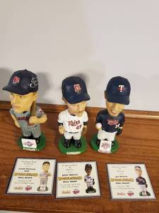 lot 518 image: 3 Signed MN Twins Bobble Heads