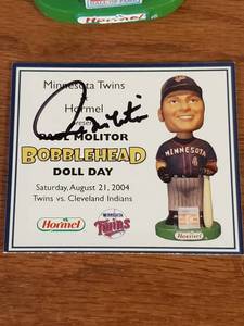 lot 519 image: 2 Signed MN Twins Bobble Heads