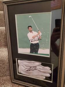 lot 409 image: Frank Nobilo Signed Photograph And Glove