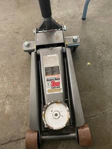 lot 73 image: Pittsburgh 3 ton Floor Jack