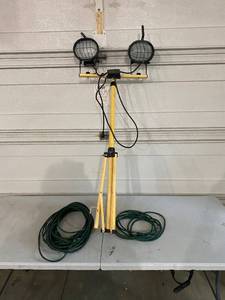 lot 81 image: Tripod Utility Lights and Two Extension Cords