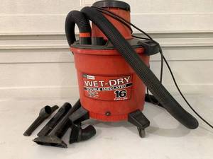 lot 205 image: Craftsman 16 gallon shop vac