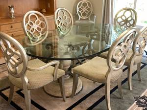 lot 3 image: Henredon Dining Table and Chairs