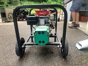 lot 7 image: 8 hp Tecumseh engine 4,000 watt generator