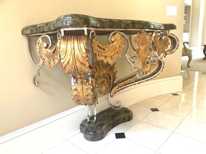 lot 9 image: Gorgeous Console Table