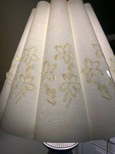lot 18 image: Floral shaded Lamp and Table Decorations
