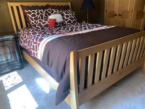 lot 33 image: Contmporary Warm Wood Queen Bed and Nightstand