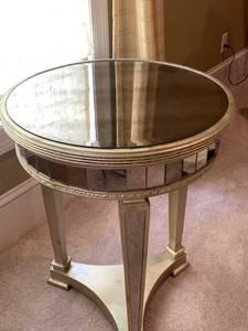 lot 47 image: Mirrored Small Chest or Nightstand