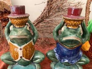lot 134 image: Decorative and Plush Frogs