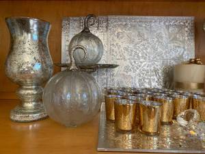 lot 298 image: Silver and Gold Special Occasion Decor