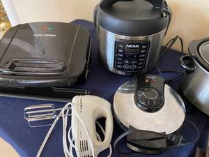 lot 321 image: Small Appliances