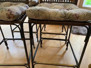 lot 323 image: Sturdy Metal Frame Barstools