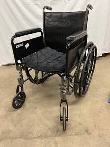 lot 15 image: Drive Silver Sport 2 Collapsible Wheelchair - Good Working Condition