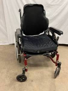lot 13 image: MSRP $2000 KI MOBILITY CATALYST ULTRA LIGHTWEIGHT WHEELCHAIR - COMES WITH 2 SEATS - 1 BEING A ROHO INFLATABLE SEAT (Untested) - WHEELCHAIR IS IN GOOD WORKING CONDITION