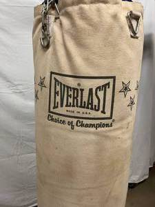 lot 7 image: Vintage Everlast Canvas Heavy Duty Punching Bag Boxing Practice - Good Condition With Chain