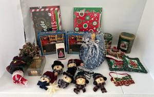 lot 59 image: Large Group Of Christmas Items