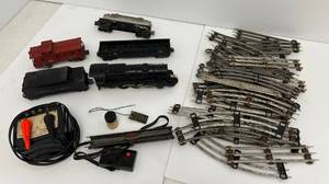 lot 147 image: Vintage Lionel Train Set With Metal 2025 Engine (Untested)