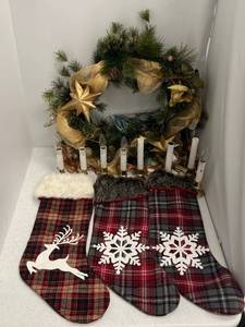 lot 73 image: Christmas Items