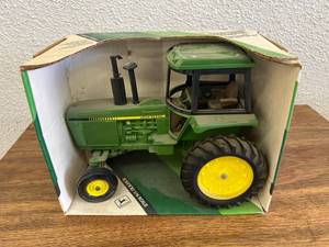 John Deere Row Crop Tractor 116 Scale