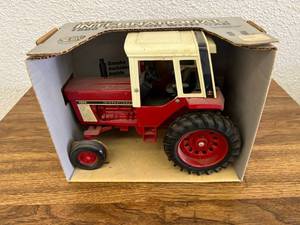 International 1586 Tractor with Cab 116 Scale
