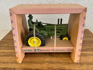 Ertl 40th Anniversary Commemorative John Deere Tractor 116 Scale