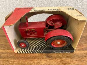 Co-op Classic Series 116 Scale Tractor