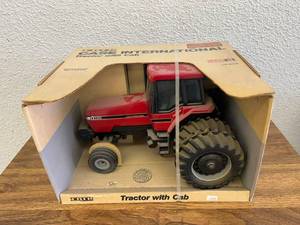 Case International Tractor with Cab 116 Scale