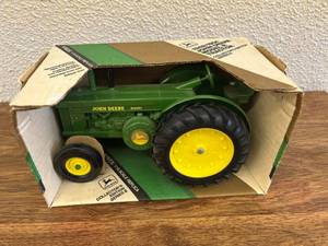 John Deere Model R Tractor 116 Scale