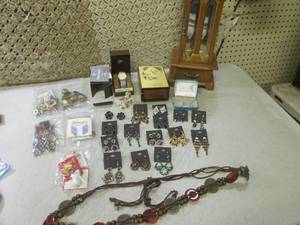 (F-0) Large Lot of Assorted Jewelry...