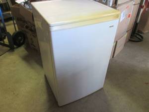 (CS) Kenmore Small Refrigerator 33...