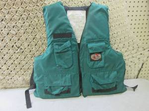 (F-2) Stearns Life Vest Adult Large...