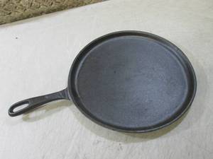 (H-1) 10 Cast Iron Round Griddle...