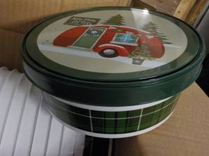 25 Plastic Empty Tubs with Covers...