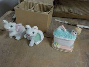 Pallet of Elephants and Ceramic D�...