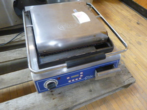 lot 13 image: Globe Panini Grill