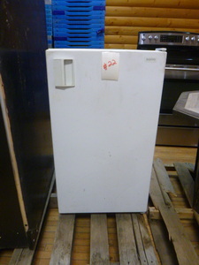 lot 22 image: Sanyo Refrigerator