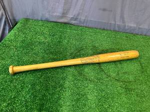 lot 17 image: Harmon Killebrew Louisville Slugger Bat