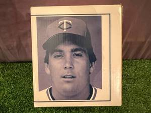 lot 37 image: Kent Hrbek Figurine