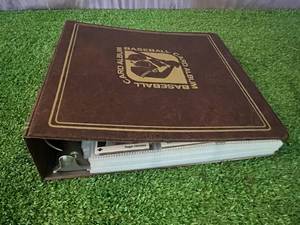 lot 61 image: Binder of Baseball Cards