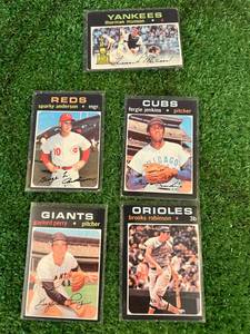 lot 108 image: 1971 Baseball Cards - Thurman Munson, Fergie Jenkins, Brooks Robinson, Gaylord Perry