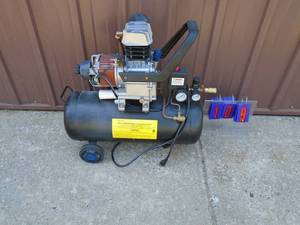 8 gal oil filled air compresor. Missing fan & shroud but does work as it should. As shown.