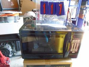 Hamilton Beach 1000 watt microwave. 21 x 16 x 11. Tested & works. As shown.