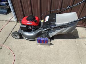 Honda self propelled lawn mower with bag. Used condition. Tested & works. As shown.