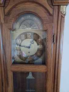 lot 1 image: Pearl Pendulum Grandfather Clock with Key, 78.5-inches tall by 20.5-nches wide by 13-inches deep