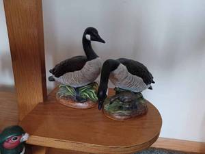 lot 11 image: Pair of Ceramic Geese with Gosling, 7.75 inches tall
