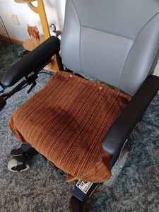 lot 19 image: 2005 Invacare M51 Sure Step Power Chair with 2 Charge Cords, Chair is in working condition
