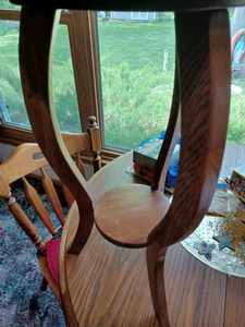 lot 30 image: Vintage Round End TablePlant Stand, 25-inches tall by 15-inches Round