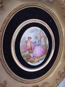 lot 43 image: 11.5-inches Round Plastic Framed Picture of Victorian Man and Woman, and Two Small Gold-Colored Wall Flower