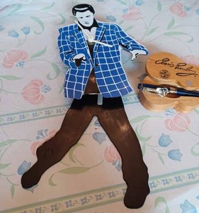 lot 56 image: Battery Operated Elvis Wall Clock and an E.P.E. Official Product Elvis Presley Guitar Ink Pen in Original Wood Box