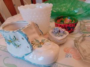 lot 70 image: 16 Vintage Glassware and Curio Items 2 Perfume Bottles, Old Spice Shipwheel Decanter, Milk glass Vase